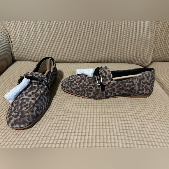 Size 8 Clarks leopard print flats - Picture 2 of 3